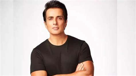 BMC sent notice to Sonu Sood, accused of turning Resident Building into ...
