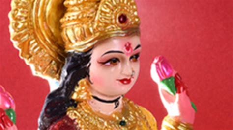 घर में चाहते हैं बरकत और लक्ष्मी माता की कृपा, तो तुलसी पर चढ़ाएं ये ...