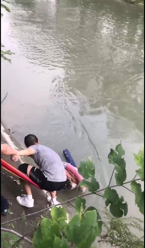 20岁小伙公园落水，游客和保安联手将其救起_男子_湿地_护坡