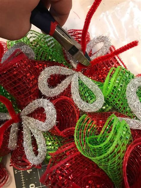 Christmas Wreath Using 10 Deco Mesh 的图像结果
