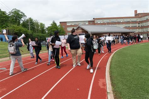 Gateway STEM students protest gun violence | STLPR