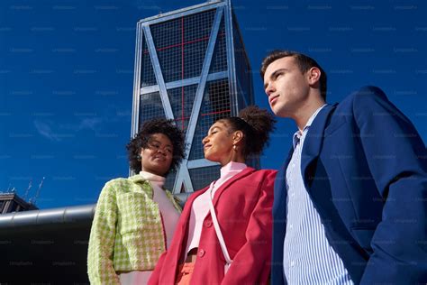 People Standing in a Group Facing 的图像结果