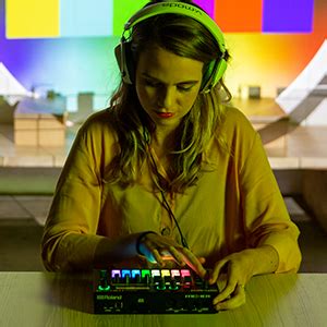 Roland MC-101 Groovebox Compact Music Production Workstation : Amazon ...