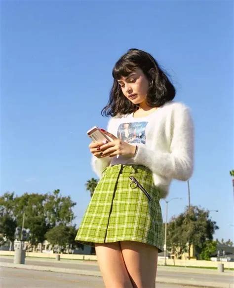 穿90年代运动夹克和VHS卡带的金发年轻女孩高清图片下载-正版图片505410207-摄图网