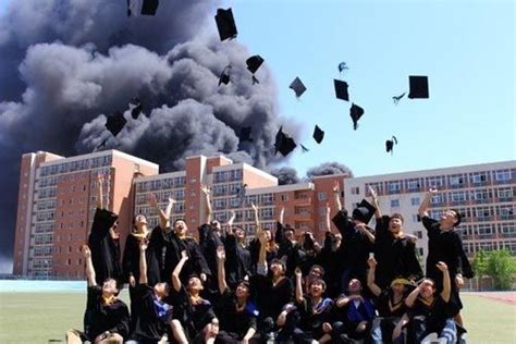 郑州轻院大学生各种姿势狂拍毕业照