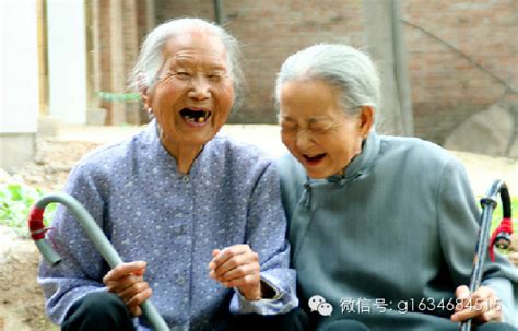 上海70几岁老人吃一碗“烂糊三鲜汤”面，说上海方言很有意思 - YouTube