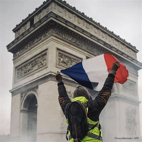Image result for gilets jaunes détruisent arc de triomphe
