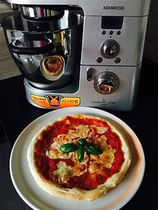 cucina con pizza la pizza margherita in cucina con frollina cucina con pizza la pizza margherita in cucina con frollina