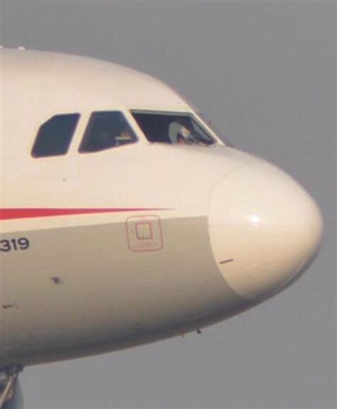 四川航空一客机驾驶舱玻璃破碎 紧急降落成都 - 民航 - 航空圈——航空信息、大数据平台