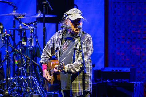 Neil Young review: He brings hits and worries to Hollywood Bowl - Los ...