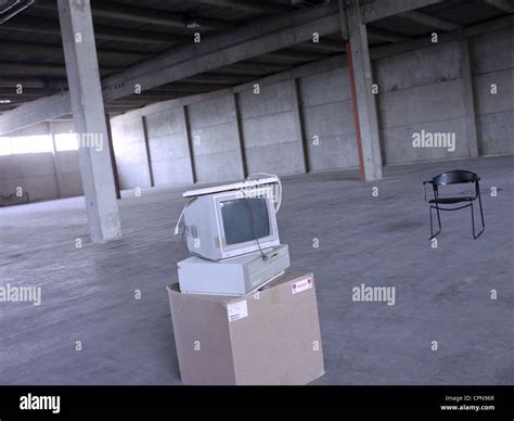 Empty Computer Shop 的图像结果