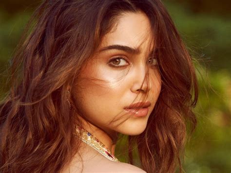 शरवरी वाघ की स्टाइलिश फोटो