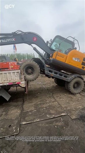 Heart-Stopping Moment! Excavator Almost Falls Loading Onto Truck 🚜💥 | Skill Saved the Day