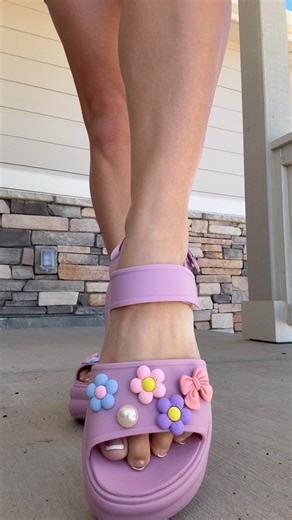 These platform Croc sandals are so cute AND supportive 🙌