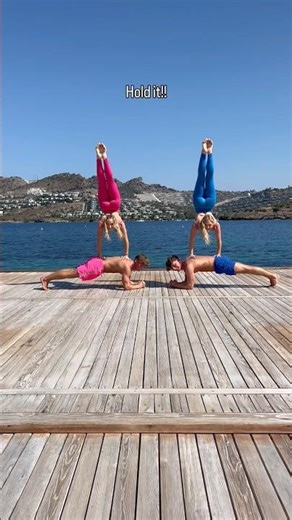 Hand standing on twin boys 👀 @fllowtwins