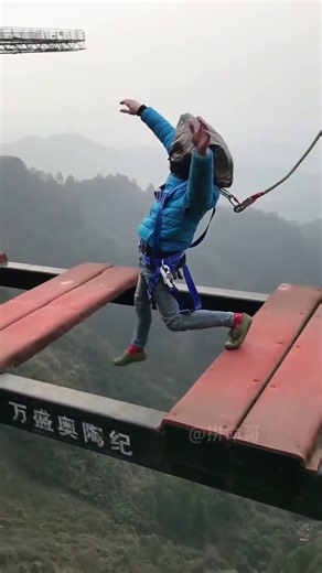 Stunning riverside cliff bungee equipped with immersive surround wind ASMR：Asmr Bungee Jumping