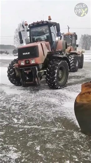 What Happens When a Tractor Loses a Rear Wheel? 🤔🚜