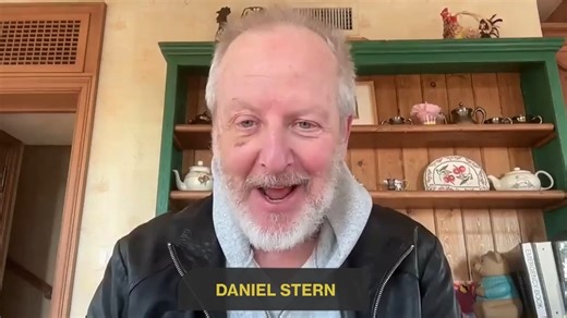 ’Home Alone’s Daniel Stern shares his best behind-the-scenes stories about playing Marv Murchins in the 1990 holiday classic. 🤣 | Entertainment Tonight