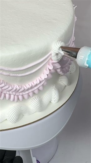 🌸 Cute Vintage Pink Cake Decorating — Shell Border, Ruffle Drape & Wave Piping