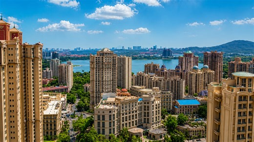 What makes Mumbai the economic heart of India?