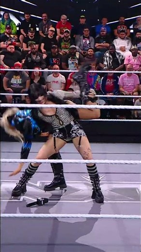 Looks like Tatum Paxley just gave Izzi a preview of #NewYearsEvil 😈