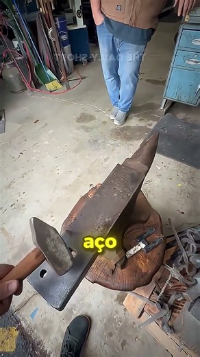 Por que a bigorna antiga soa abafada e a moderna soa metálica?