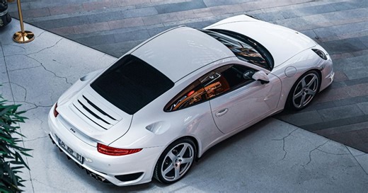 Il vise une 911 et un Cayenne au centre Porsche Hoenheim mais repart avec une montre