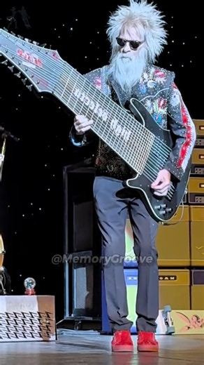 They can't believe zztop uses such a giant guitar!🎸😲 #zztop #zztopstyle #zzt #billygibbons