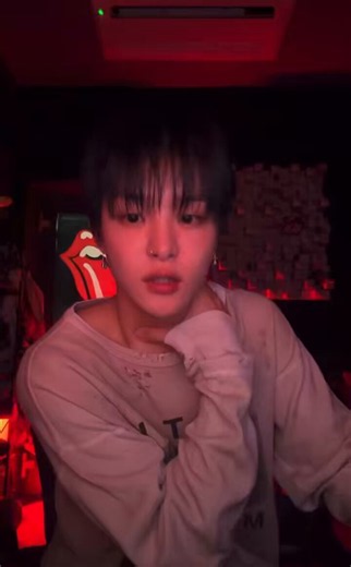 🐶 YG, next time give me a little longer holiday🐶 It's not like because I wanna take a rest🐶 When you give me a holiday, give me longer time🐶 This much🐶 Give me little longer time🐶 Okay?🐶 In return, before the holiday happened, I will work hard