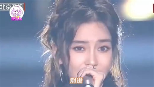 杨颖也是宝藏女孩！与张淇同台飙歌唱功了得，身穿高级礼服美翻了