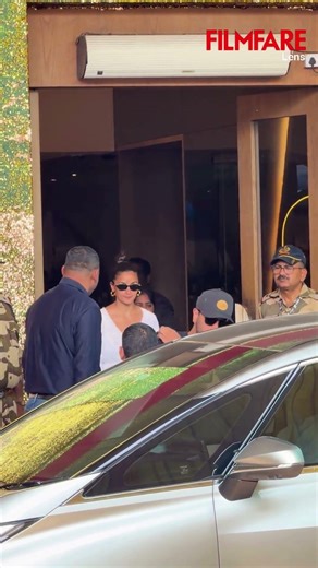 Ranbir Kapoor And Alia Bhatt Snapped In Style At The Airport