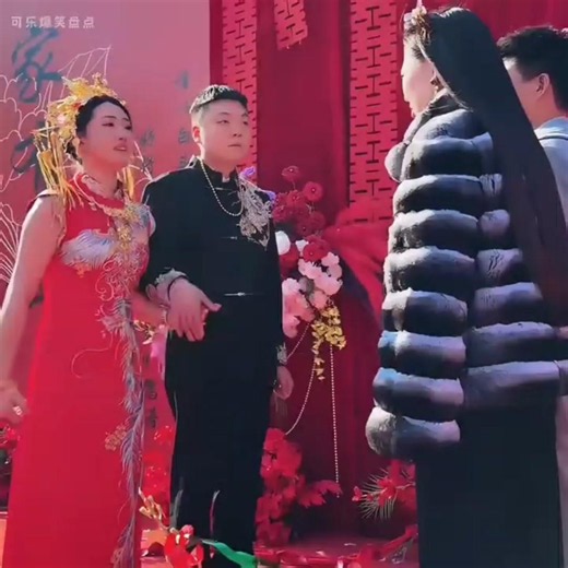 🇨🇳 婚礼新娘跪谢姐夫姐姐，长姐如母不忘养育之恩 🇬🇧 Sister Like a Mother: Bride Kneels to Thank Sister and Brother-in-Law