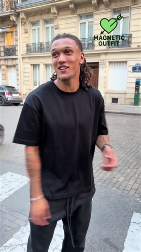 Une équipe de choc comme eux ou rien 👌🏽😉 J’ai eu l’immense plaisir de croiser Diego et trois de ses amis que je ne connaissais pas du tout. 🥹 Ils passaient tranquillement à vélo dans Paris, je l’ai reconnu DIRECT et j’ai crié : « DIEGO ! » 😭 Il s’est arrêté, a fait demi-tour… beaucoup trop choupi. Et j’étais trop contente qu’il me reconnaisse aussi. 🫶🏼 Diego, c’est vraiment un gentil gars : simple, humble, solaire et hyper cool. Je suivais un peu son actualité, j’avais notamment vu qu’il 