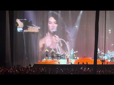 Olivia Dean - “Close Up” (Live at Afterpay Arena, Sydney 2026)