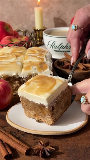 Sticky Toffee Apple Cake 🍎🍂❤️ Soft & tender spice cake layered with sweet, juicy apples, filled delicious sticky toffee sauce, frosted with cream cheese frosting and drizzled with extra sticky toffee sauce. It’s perfectly moist, full of warm autumn spices and lots of seasonal apple flavor ❤️ Find the full recipe on inbloombakery.com 🍂 #stickytoffee #applecake #fallbaking