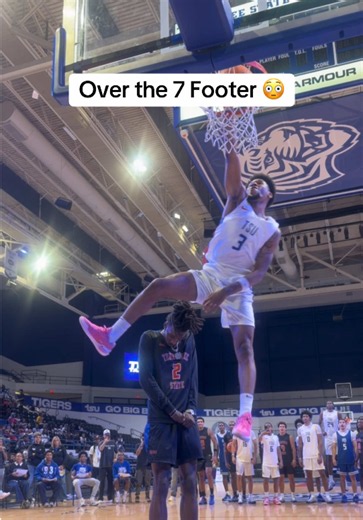 Former OTE star Daniel Vieira Tuck dunks over former All-American 5 Star Aaron Bradshaw 😭😭 Tennessee brought in some heavy hitters as they look to repeat OVC Champs 🏆🏆 #tennesseestateuniversity #tsu #hbcu #kentuckywildcats #collegebasketball