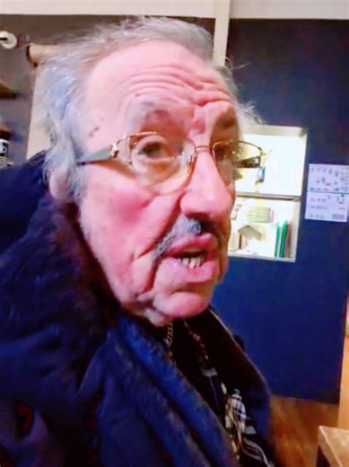 Andy Jenkin is telling me how many cups of tea his parents used to have back in the day 🍵 ❤️ ☕️ ✨️ ❇️ 💖 🌟 #looseleaftea #sugarintea #cafe33 #onthepark @andyjenkin23