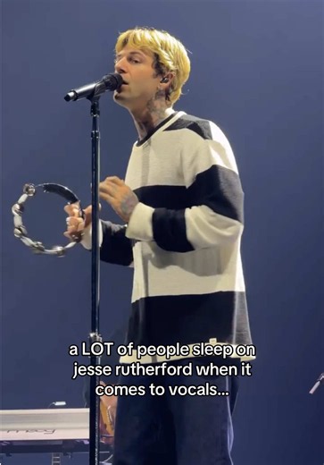 cause let me tell you he’s a SIIIINGERRRR. that mic is NEVER OFF!! (via sofaritsian) #thenbhd #theneighbourhood #jesserutherford ORIGINAL CONTENT