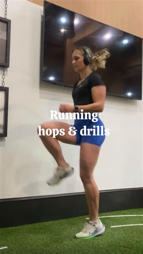 Running drills & Hops ⚡️🐇 These drills help to improve your running form aswell as increase leg turnover (speed) ✨ High knees improve your knee drive and hip flexor strength. It helps to develop proper form & posture when you run whether you run short or long distances ✨ A skips reinforce the knee drive and proper running mechanics by adding an extra bunny. It’s quick and create a rhythm ✨ B skips enhance your foot strike and ankle mobility focusing on extending the leg after the knee drive. It