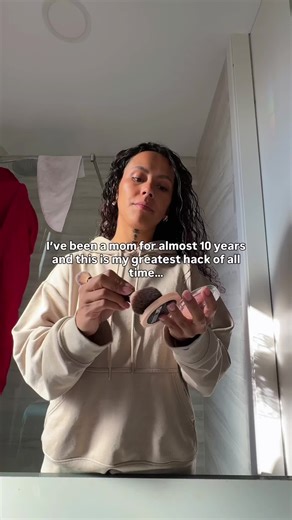 Ik ben nu bijna 10 jaar moeder en dit is mijn beste hack ooit… Maak jezelf klaar voor de dag 👏🏽 VOOR JOU. En alleen voor jou. (Okeee, ook een beetje voor je partner😏) Dus dit is je sign: trek iets anders aan dan je pyjama — zelfs als je de hele dag zonder bh rondloopt, doe wat blush lipgloss op en trek iets aan waar jij je goed bij voelt✌🏽💁🏽‍♀️ Gewoon omdat jij het waard bent om je goed te voelen, ook op een dinsdag, ook tussen de boterhammen en het opruimen door. Motherhood is niet het ve