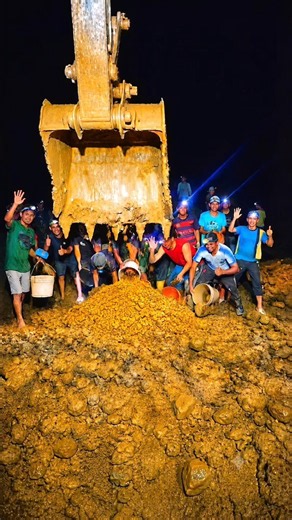 TREASURE HUNTING GOLD IN NIGHT DAY WORKING AT THE MINING SITE #treasurehunter #nightlife #miners