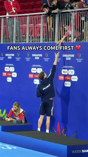Just Summer and Leon and their fans ❤️ #swimming #throwback #fans #swimmer #worldaquatics #bts