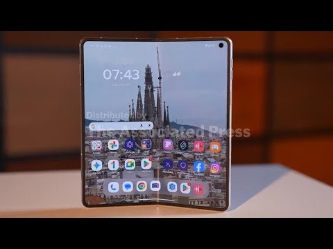 Motorola launches new foldable Razr handset at MWC, rivalling Samsung, Huawei and more