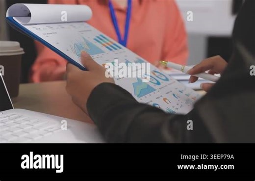 businesswoman using tablet computer Stock Video Footage - Alamy