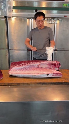 Luxurious giant bluefin tuna otoro and akami slicing #BluefinTuna #Otoro #Sashimi