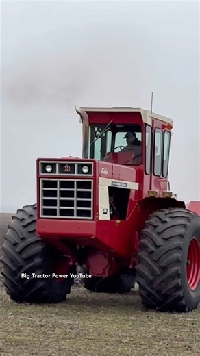 INTERNATIONAL 4366 Tractor Plowing #bigtractorpower