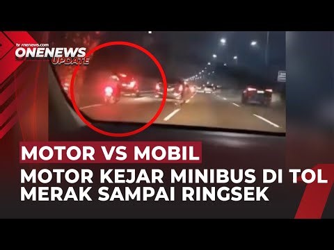 Dikejar Motor hingga Tol Tangerang-Merak, Minibus Hancur Tabrak Pembatas Jalan | OneNews Update
