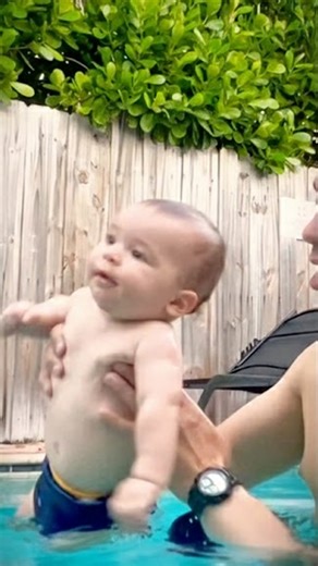 How babies learn safe floating in water