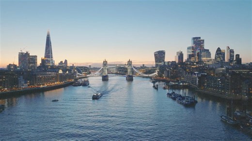 Londons Tower Bridge: Drone-tur til Storbritanniens ikoniske vartegn på Themsen
