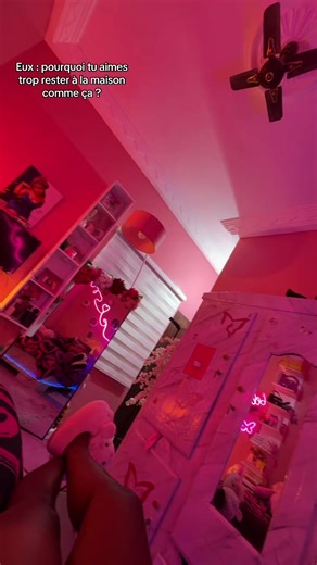 Tout simplement j’aime rester chez moi suis solitaire et casanière j’ai la plus belle chambre 💞😭✨vous la je peux pas aller chez garçon et être alaise deh 😂😩ma maison me manque déjà fait 2 jour chez ma mère